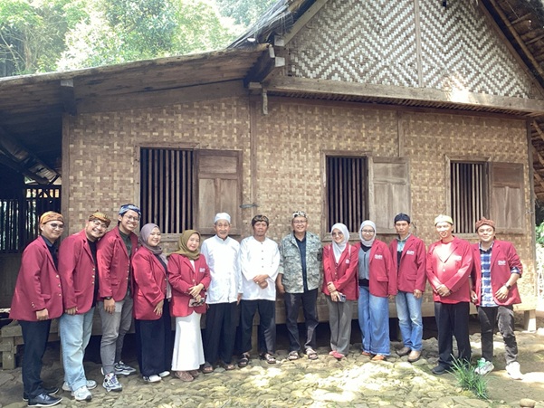 Mahasiswa S-2 Pendidikan Bahasa dan Budaya Sunda UPI Gali Nilai Filosofi di Kampung Adat Cikondang